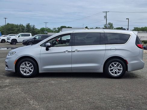 Used 2023 Chrysler Pacifica Touring-L FWD image 7