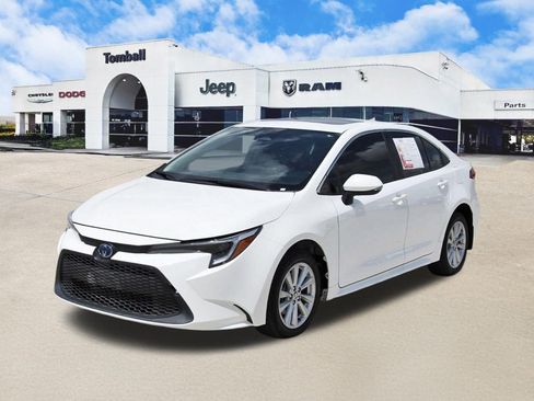 Used 2024 Toyota Corolla XLE FWD image 3