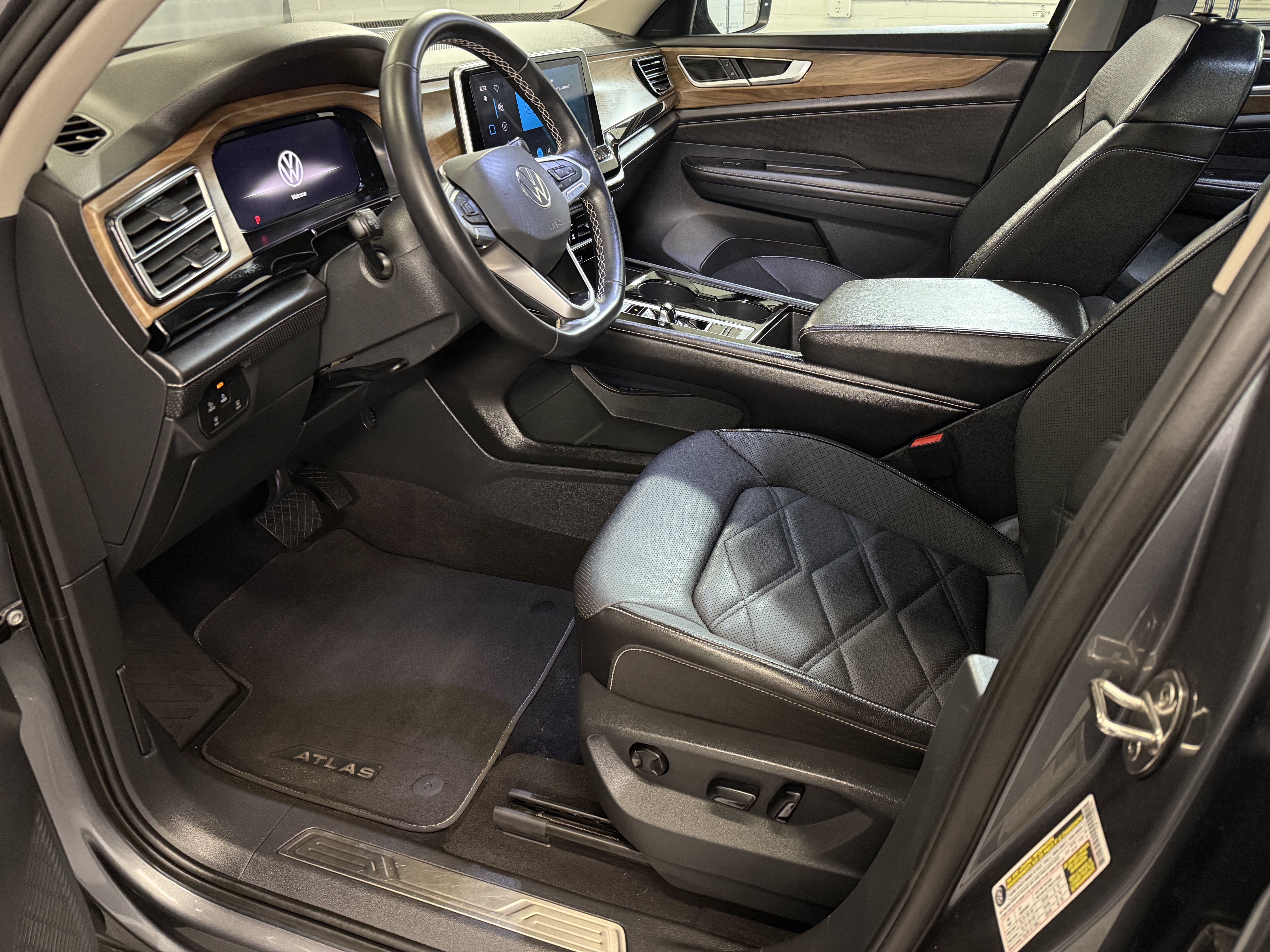 Certified 2024 Volkswagen Atlas SE w/ Black Wheel Package AWD/4WD image 20