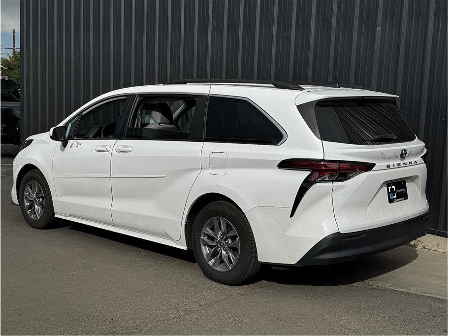 Used 2022 Toyota Sienna LE w/ LE Plus Package FWD image 2