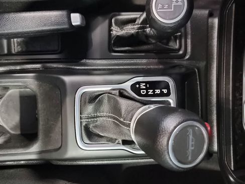 Used 2023 Jeep Gladiator Overland AWD/4WD image 15