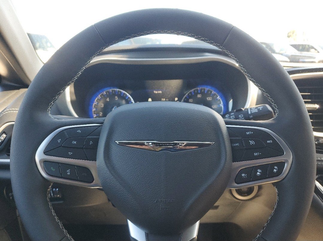 Used 2025 Chrysler Pacifica Select FWD image 13