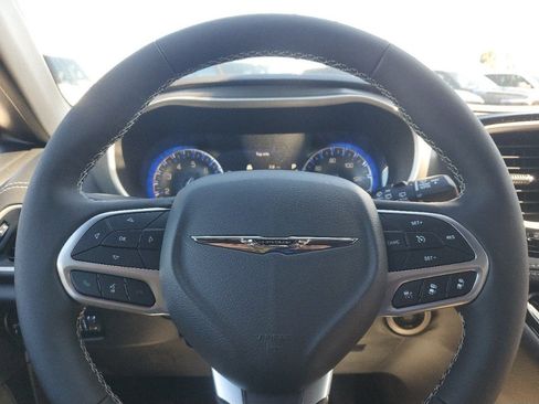 Used 2025 Chrysler Pacifica Select FWD image 13