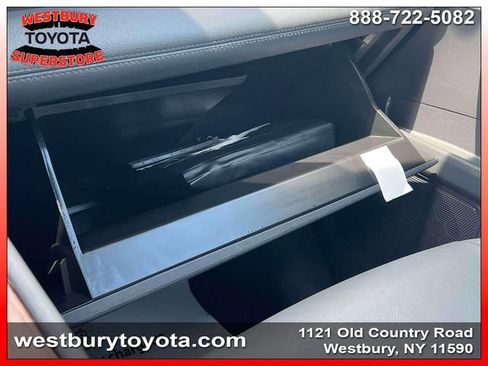 Used 2024 Toyota Sienna XLE FWD image 32