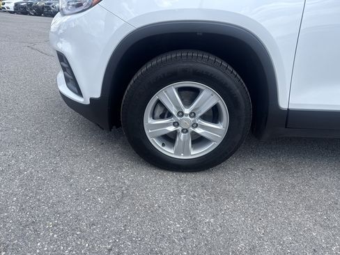 Used 2022 Chevrolet Trax LT w/ LT Convenience Package AWD/4WD image 11