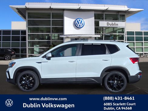 Certified 2022 Volkswagen Taos SE w/ Panoramic Sunroof Package image 6