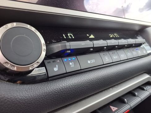 Used 2025 Toyota Tundra Limited AWD/4WD image 26