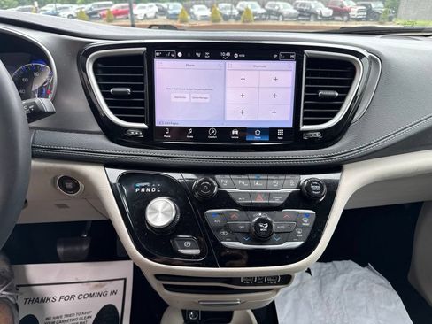 Used 2023 Chrysler Pacifica Touring-L AWD/4WD image 7
