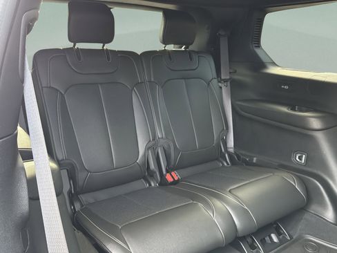 Used 2024 Jeep Grand Cherokee L Limited w/ Luxury Tech Group II image 23