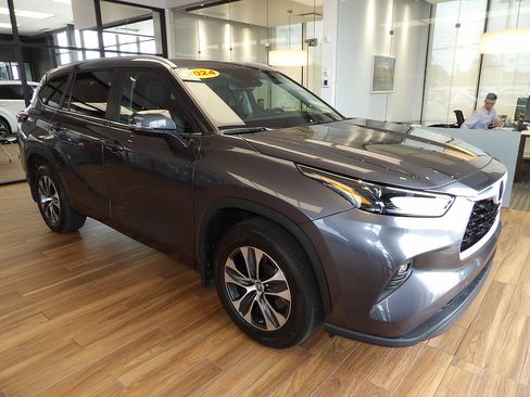 Used 2024 Toyota Highlander XLE AWD/4WD image 3