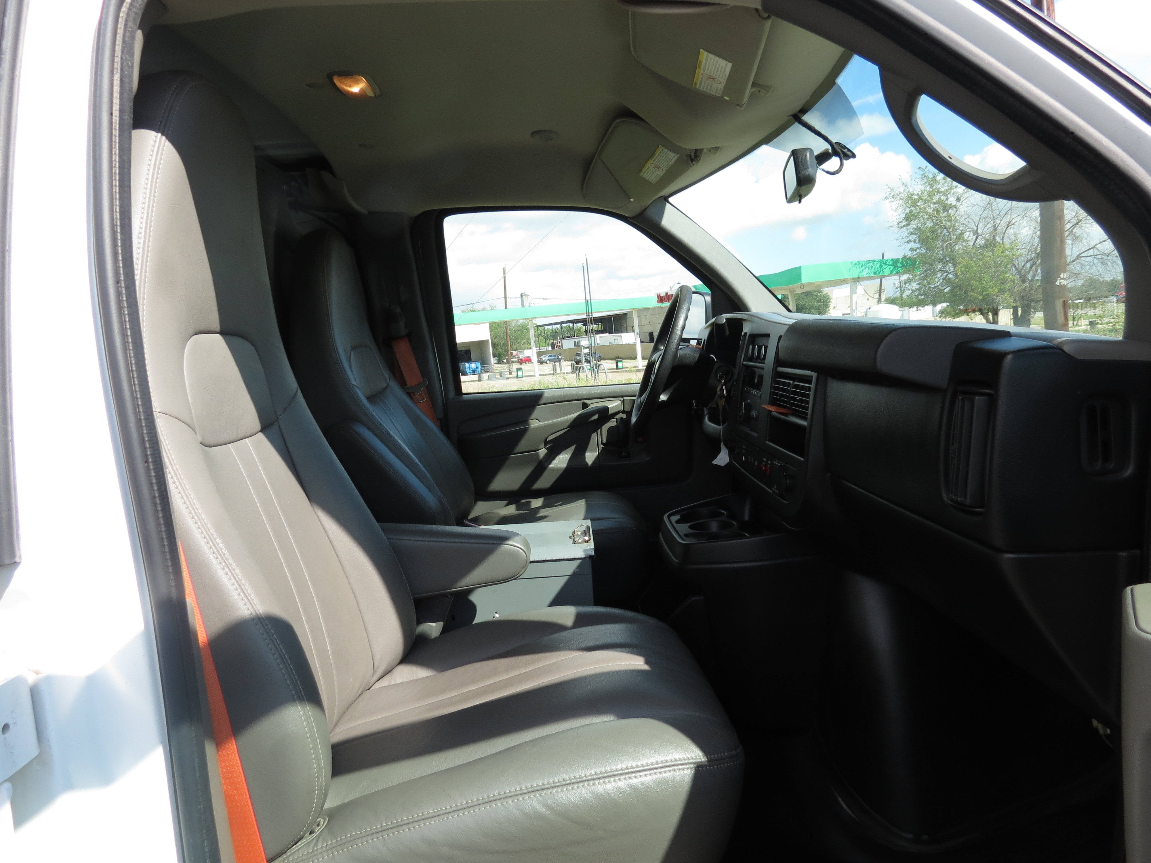 Used 2015 Chevrolet Express 2500 RWD image 24