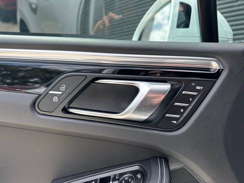 Certified 2025 Porsche Macan AWD/4WD image 19