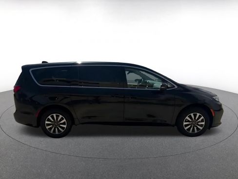 Used 2023 Chrysler Pacifica Touring-L FWD image 16