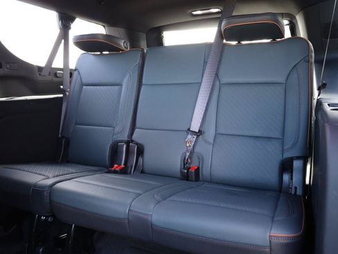 Used 2025 GMC Yukon XL AT4 AWD/4WD image 18