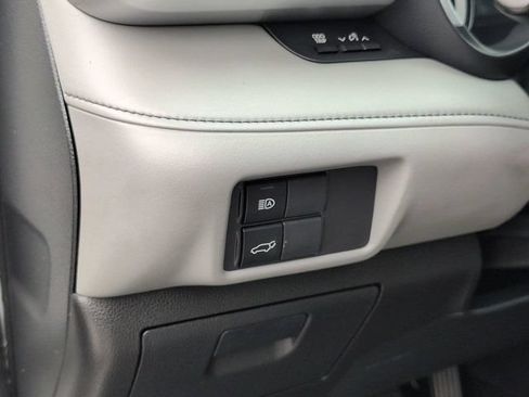 Used 2020 Toyota Highlander XLE AWD/4WD image 25