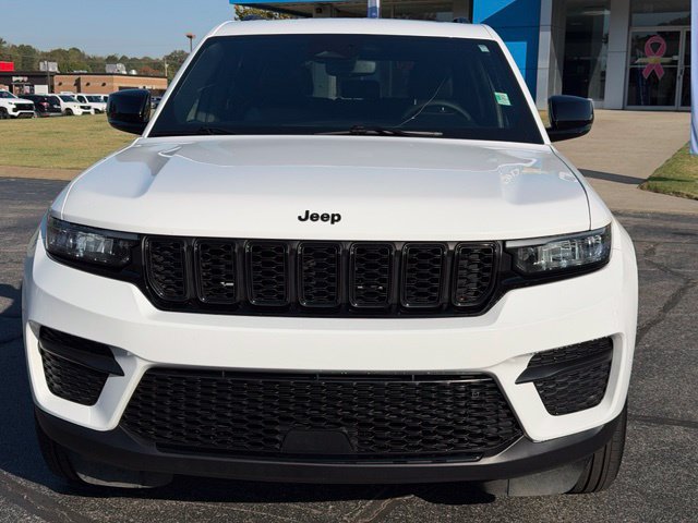 Used 2025 Jeep Grand Cherokee Altitude RWD image 4