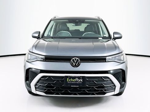 Used 2025 Volkswagen Taos SE image 2