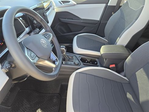 New 2026 Volkswagen Taos SE image 11