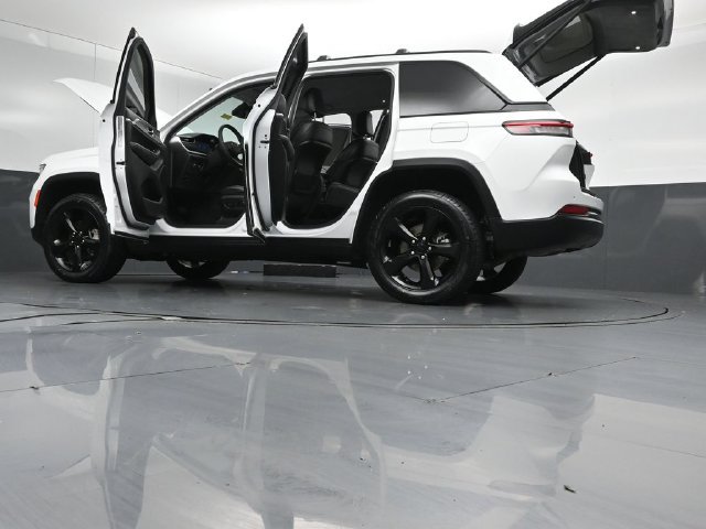 Used 2023 Jeep Grand Cherokee Limited w/ Black Appearance Package AWD/4WD image 56
