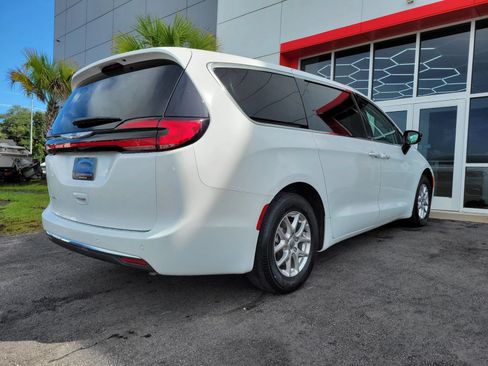 Used 2024 Chrysler Pacifica Touring-L FWD image 4