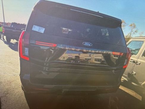 Used 2025 Ford Expedition Platinum w/ Stealth Appearance Package image 10