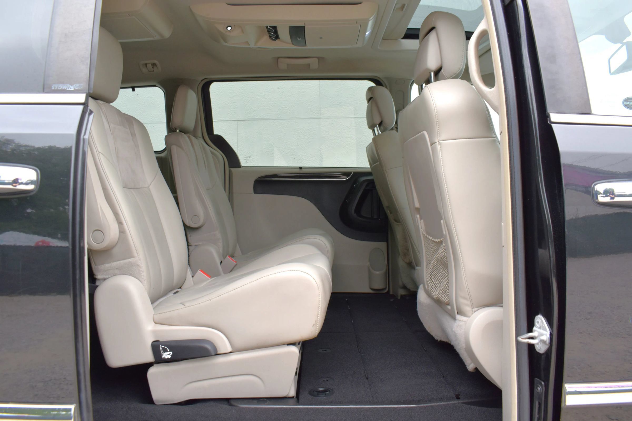 Used 2014 Chrysler Town & Country Limited w/ Luxury Group FWD image 32