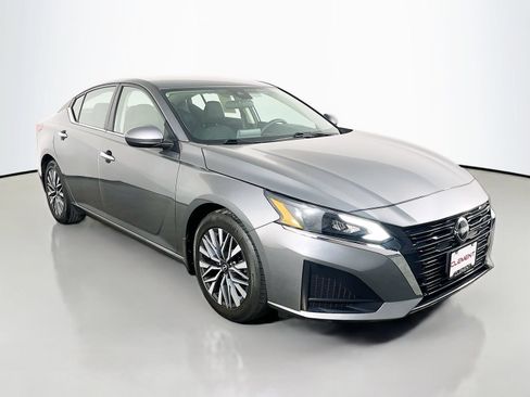 Used 2023 Nissan Altima 2.5 SV FWD image 3