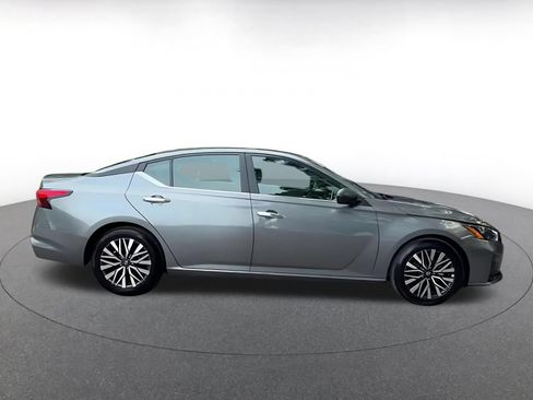 Used 2025 Nissan Altima 2.5 SV FWD image 16