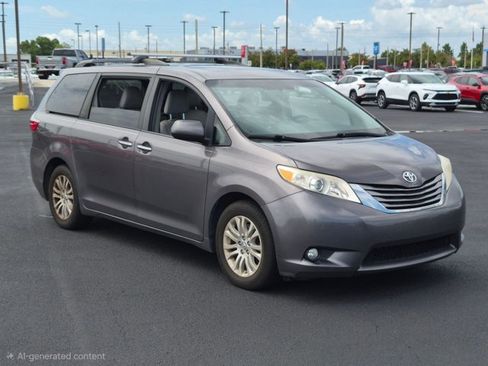 Used 2015 Toyota Sienna XLE w/ XLE Navigation Package FWD image 3