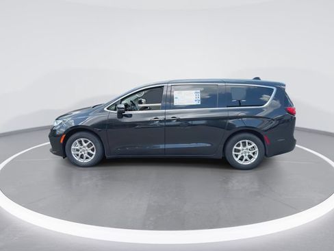 Used 2023 Chrysler Pacifica Touring-L FWD image 5
