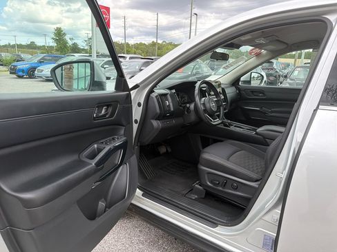 Used 2024 Nissan Pathfinder SV FWD image 17