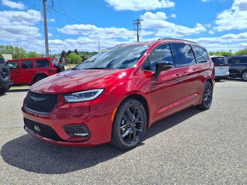 Used 2025 Chrysler Pacifica Limited FWD image 3