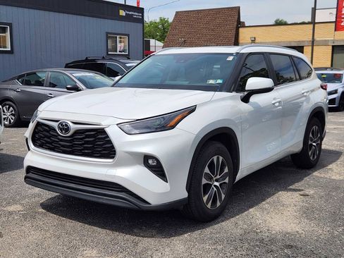 Used 2023 Toyota Highlander XLE FWD image 2