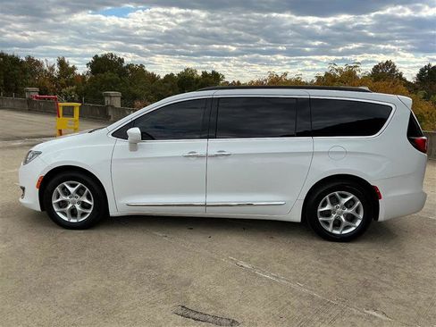 Used 2017 Chrysler Pacifica Touring-L w/ Tire & Wheel Group image 3