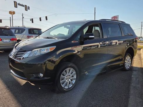 Used 2014 Toyota Sienna Limited w/ Limited Premium Package FWD image 3