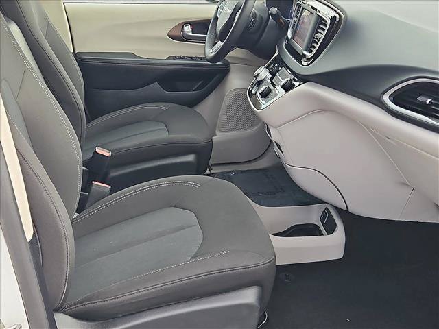Used 2022 Chrysler Voyager LX FWD image 20
