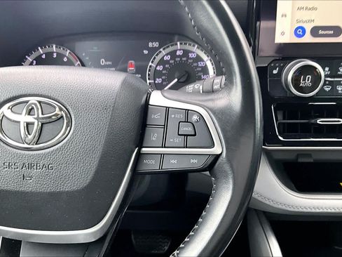 Used 2023 Toyota Highlander XLE FWD image 25