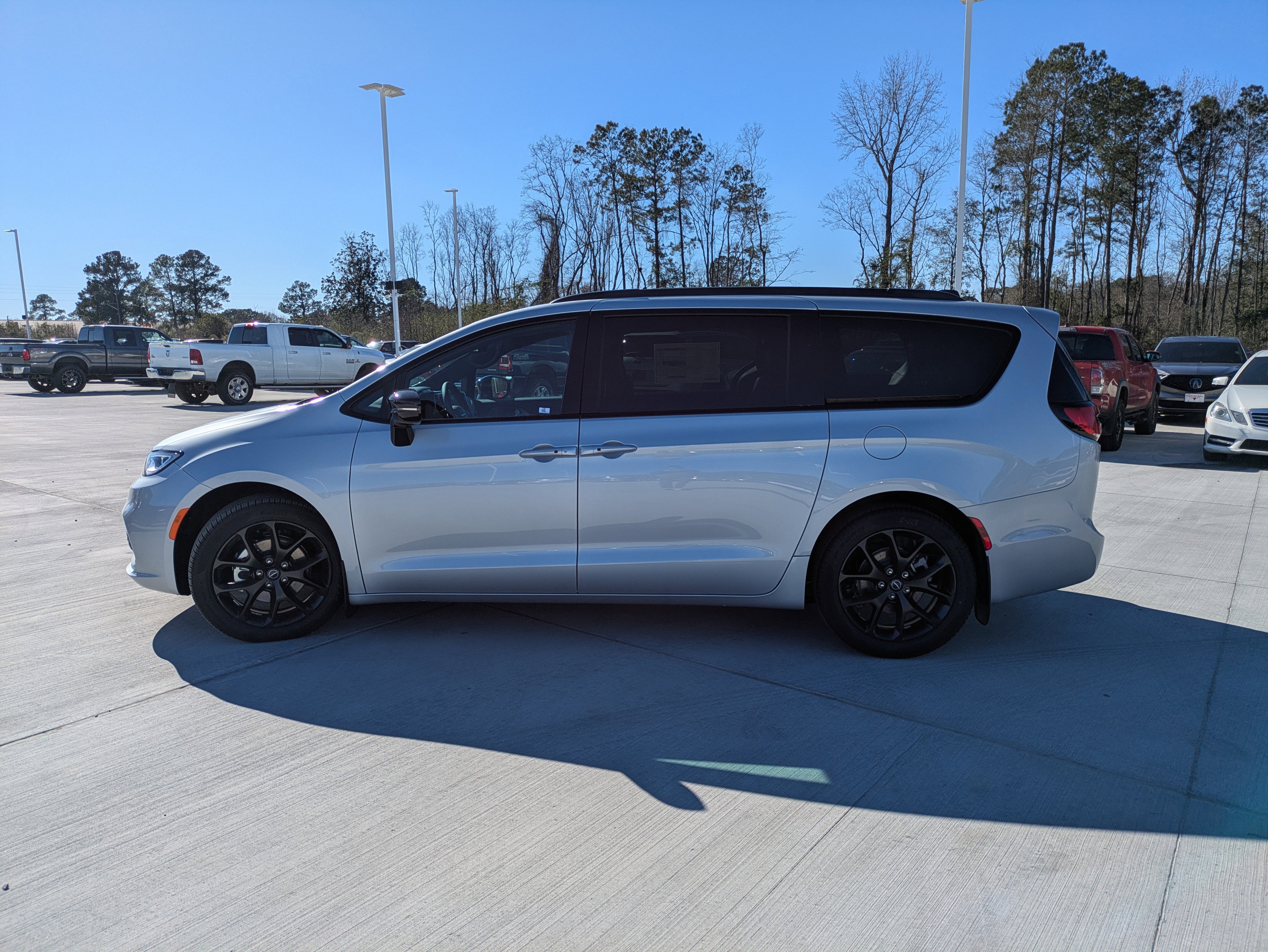 New 2026 Chrysler Pacifica Select w/ S Appearance Package FWD image 4