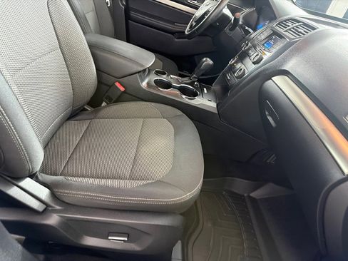 Used 2018 Ford Explorer XLT FWD image 22
