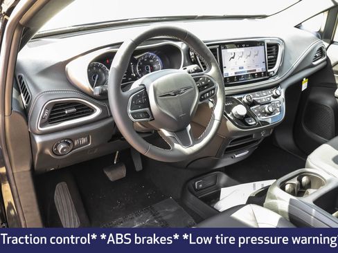 New 2026 Chrysler Pacifica Select image 4