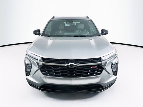 Used 2025 Chevrolet Trax RS FWD image 2