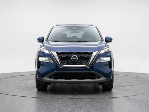 Used 2025 Nissan Rogue SV FWD image 2