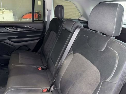 Used 2023 Jeep Grand Cherokee Laredo RWD image 10
