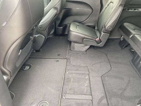 New 2026 Chrysler Pacifica Select AWD/4WD image 8