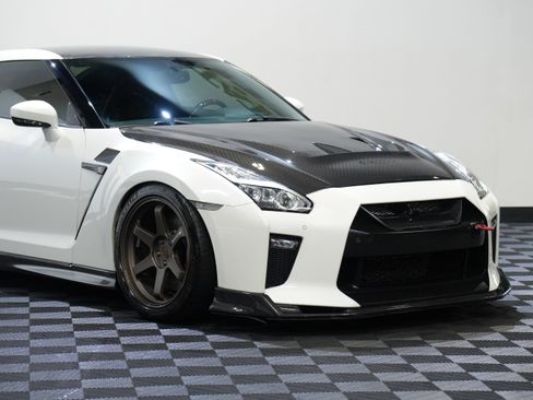 Used 2017 Nissan GT-R Premium AWD/4WD image 9