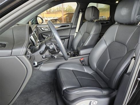Used 2025 Porsche Macan image 10