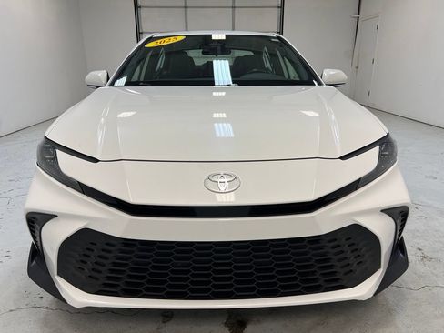 Used 2025 Toyota Camry SE FWD image 13