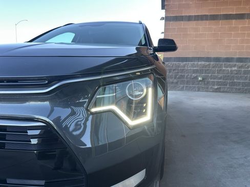 Used 2023 Kia Niro EX Touring image 10