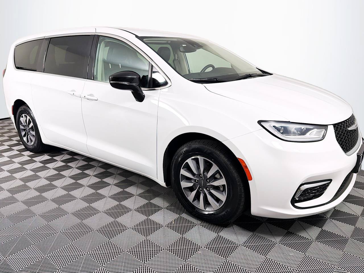 Used 2024 Chrysler Pacifica Limited FWD image 27