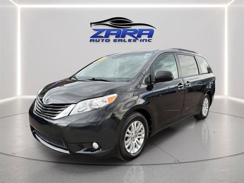 Used 2017 Toyota Sienna XLE w/ XLE Navigation Package FWD image 3